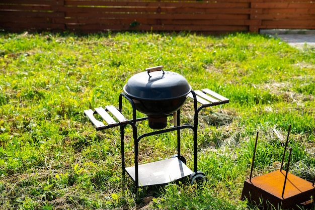 Griglia per barbecue nel cortile sul retro la sera nessuno