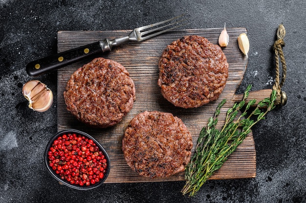 木の板に牛挽肉とハーブを使ったハンバーガー用バーベキューグリルビーフミートパテ