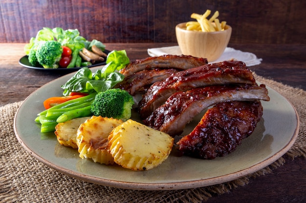  BBQ grilled ribs with vegetables