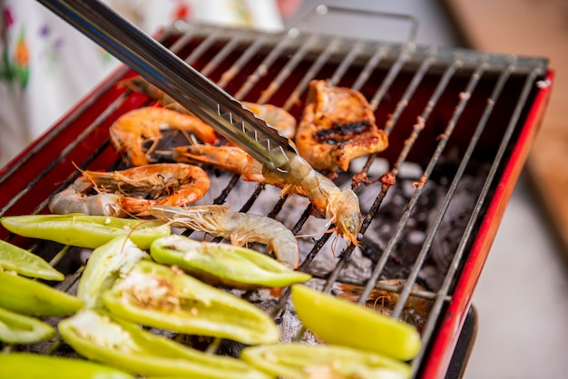 Foto il barbecue si sta preparando per la cena