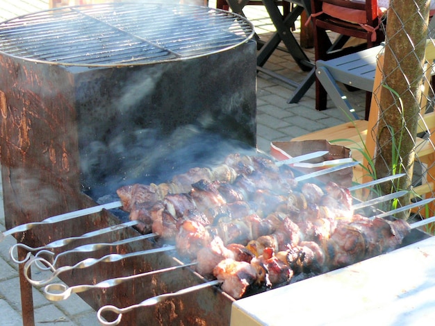 BBQ 串焼き 肉を炭火で揚げる