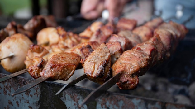 BBQ-picknick met kebab en vlees op een open vuur op een zomerdag in de achtertuin van een privéhuis