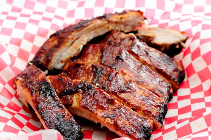Foto bbq-ribben van varkensvlees verstikt met bbq-saus