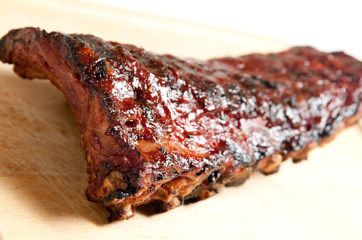 Foto bbq-ribben, vlezige ribben gesmoord met bbq-saus