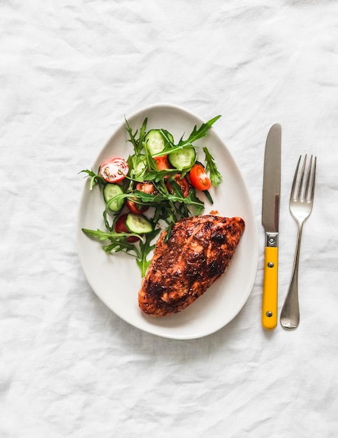 Bbq saus gebakken kippenborst met groente salade op een lichte achtergrond bovenkant