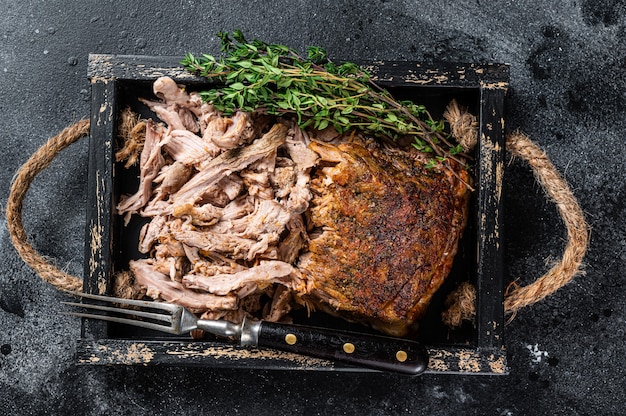 Carne di maiale sfilacciata arrosto lenta al barbecue in vassoio di legno