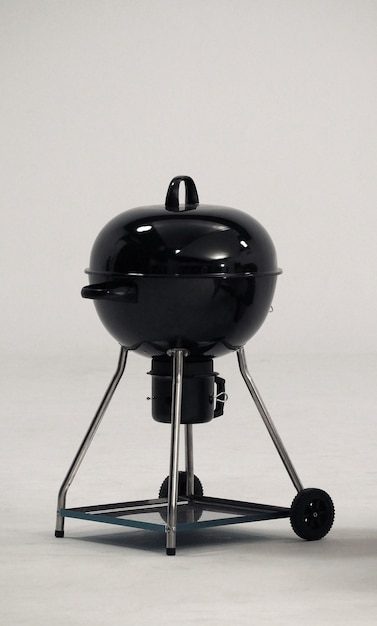 Photo bbq stove that made from black color steel for party or family picnic and on white