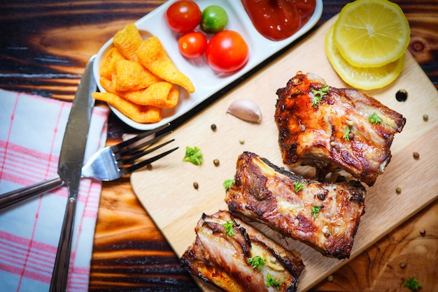 BBQ-varkensribbetjes gegrild met tomatenketchup en kruiden specerijen geserveerd op de tafel