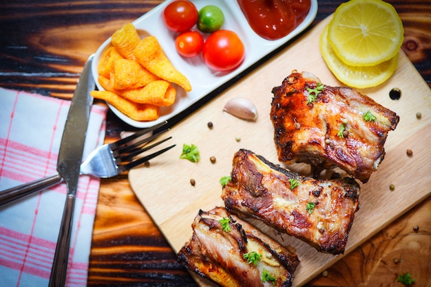 Bbq-varkensribbetjes gegrild met tomatenketchup en kruiden specerijen geserveerd op de tafel