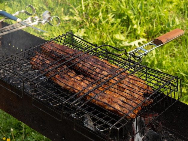 Bbq varkensribbetjes koken op de grill.