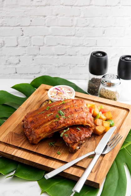 Foto bbq varkensribbetjes op een houten snijplank