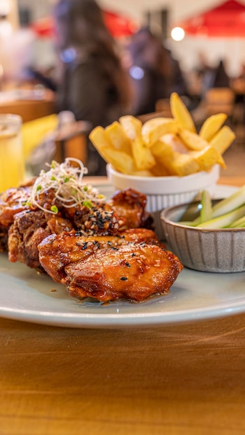 bbq wings, met frietjes en salade