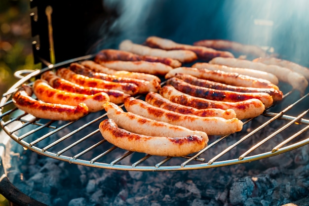 Foto barbecue con salsicce alla griglia