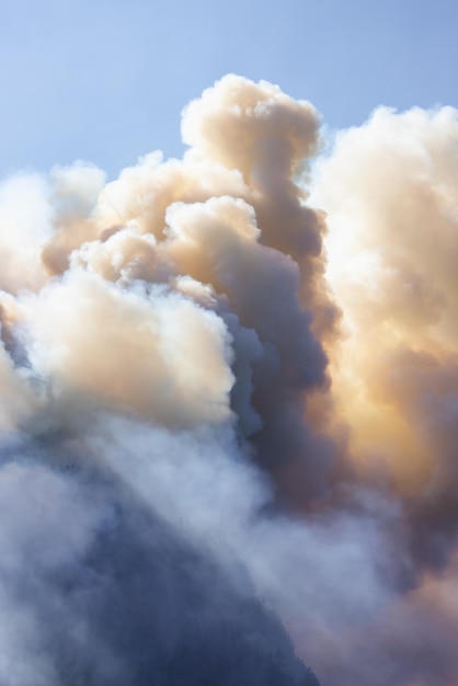 BC Forest Fire and Smoke over de berg bij Hope tijdens een hete, zonnige zomerdag