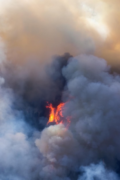 BC Forest Fire and Smoke over de berg bij Hope