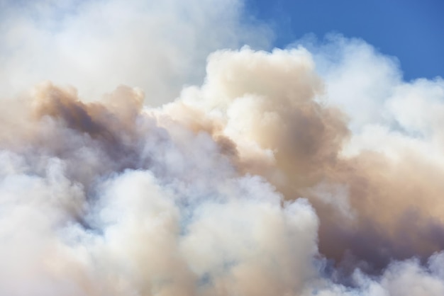 BC Forest Fire en Smoke over de berg bij Hope tijdens een hete, zonnige zomerdag British Columbia