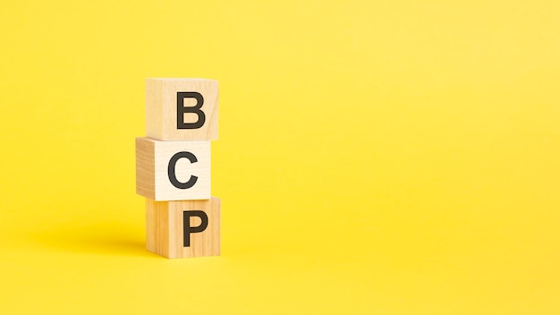 BCP Business Continuity Plan tekst op houten blok met gele achtergrond