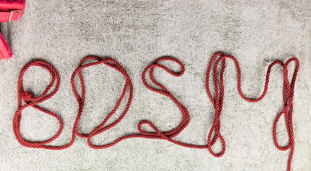 BDSM De letters worden uit het touw gelegd voor bindingen shibari