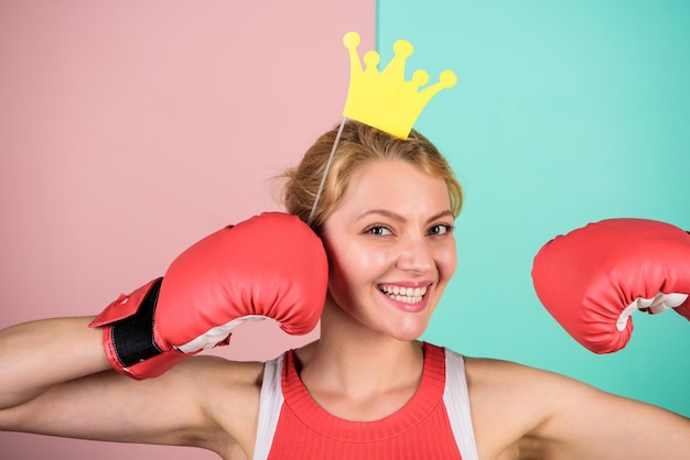 Sii la migliore donna vincitrice regina del ring di pugilato sportiva con corona di principessa concetto di vittoria donna felice corona di festa femminile pugile guantoni da boxe ragazza regina campionessa dello sport