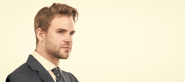 Photo be calm and focus on your work handsome man face portrait of professional man man face portrait banner with copy space business man in suit isolated studio background