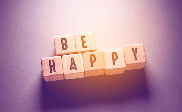Будь счастливым словом, написанным на деревянных кубиках