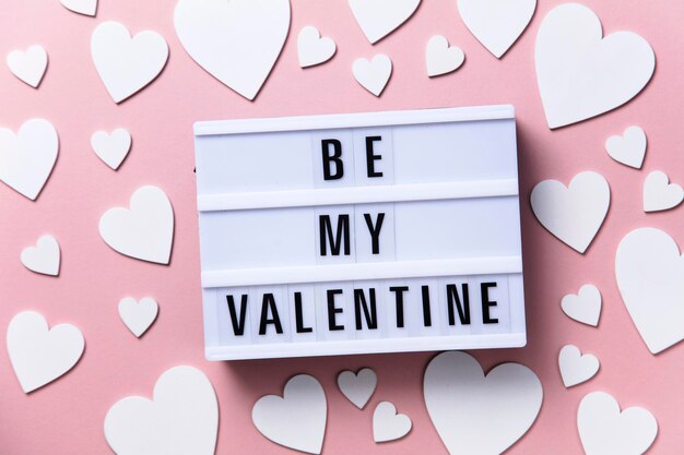 Be My Valentine lightbox-bericht met witte hartjes op een roze achtergrond