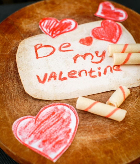 사진 손으로 만든 하트와 딸기 쿠키가 있는 내 발렌타인 메시지 카드