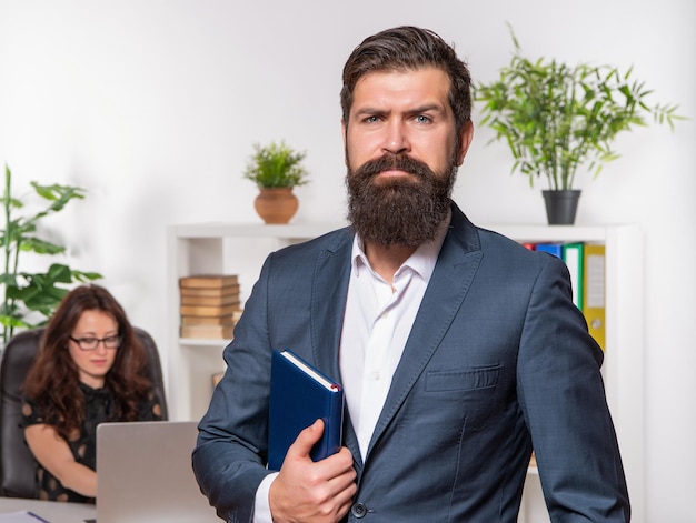 Foto sii professionale. uomo d'affari con organizzatore personale. professionista aziendale. professionalità sempre