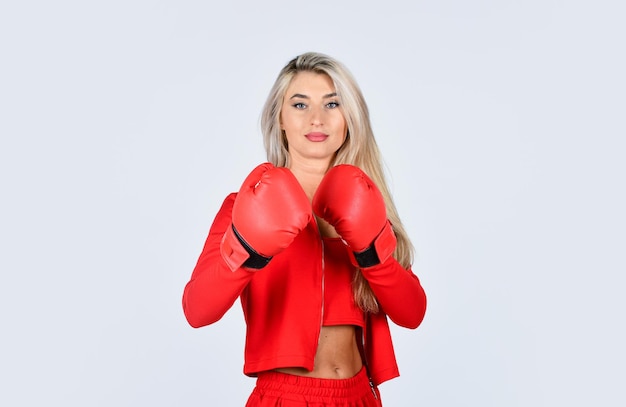 Будь сильной девушкой в боксерских перчатках, тренируйся с тренером, борись за успех, нокаутом и энергией, спортивным успехом.