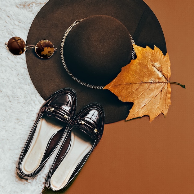 秋はスタイリッシュに。靴。ファッションアクセサリー。帽子とサングラス。