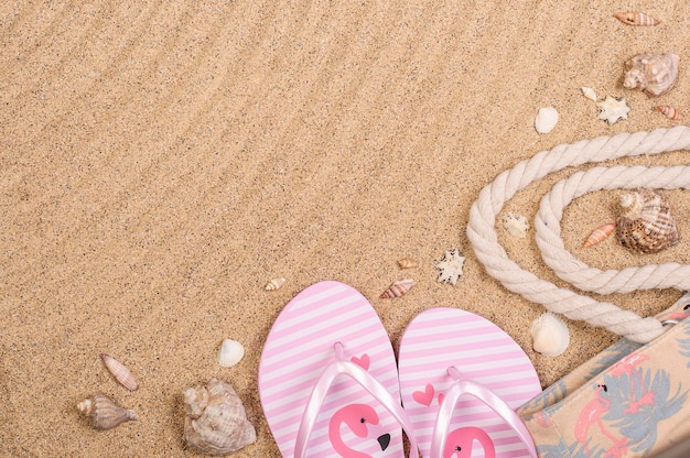 Photo beach accessories on the sand with seashells