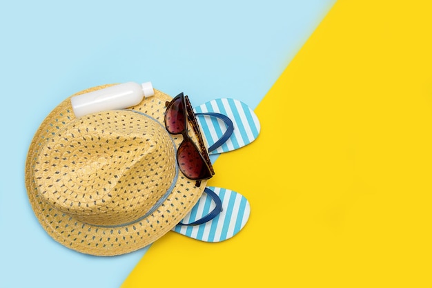 Accessori da spiaggia occhiali da sole con cappello di paglia infradito a righe con protezione solare con spazio per la copia