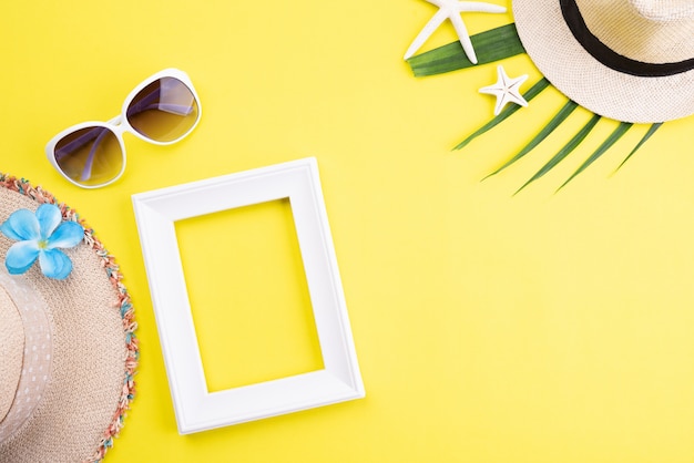 Accessori da spiaggia per le vacanze estive e il concetto di vacanza.