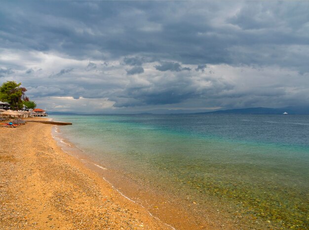 ギリシャの雨と雷雨の前にギリシャのエーゲ海のビーチ