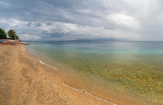 Пляж на Эгейском море в Греции перед дождем и грозой