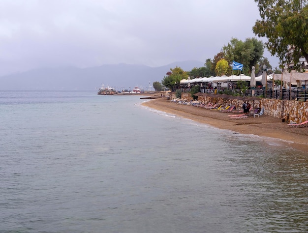 雨と雷雨の前にギリシャのエーゲ海のビーチ