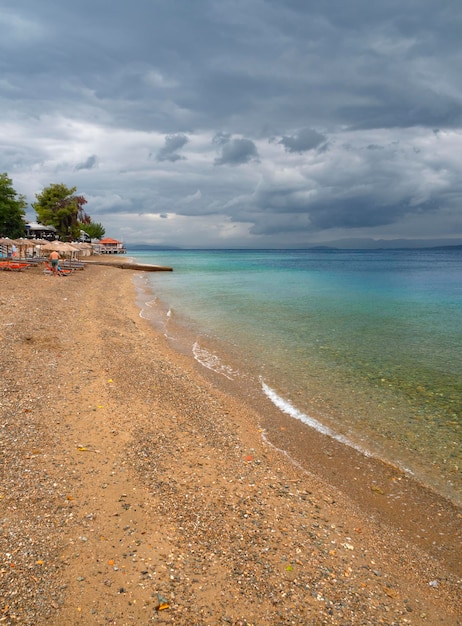 Пляж на Эгейском море в Греции перед дождем и грозой