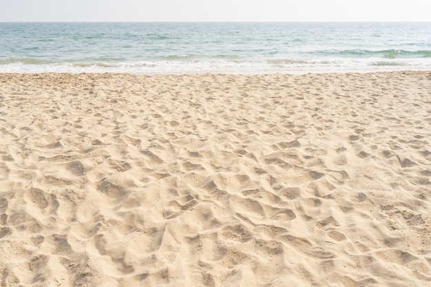 写真 ビーチと海。休暇の背景のための熱帯のビーチの海と砂。