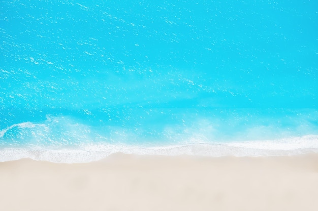 Фото Пляж и волны, вид сверху бирюзовый водный фон, вид сверху летний морской пейзаж с воздуха вид сверху с дрона концепция и идея путешествия