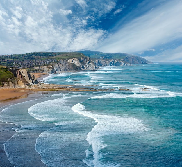 Getxo town, Biscay, Basque Country, Spain의 해변 Azkorri 또는 Gorrondatxe.