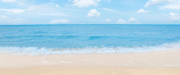 Foto sfondo spiaggia nella stagione estivavacanze estive in una bellissima spiaggia con sabbia bianca