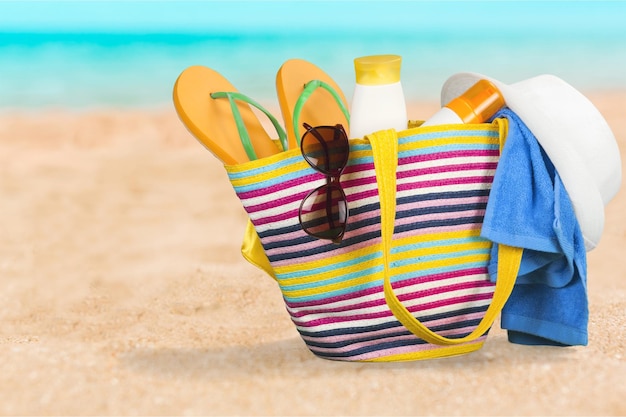 Foto borsa da spiaggia sulla sabbia della spiaggia tropicale