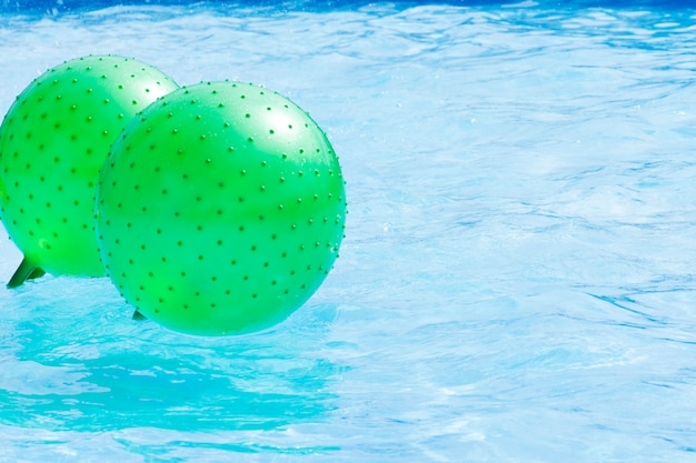 Foto beach ball galleggiante in piscina