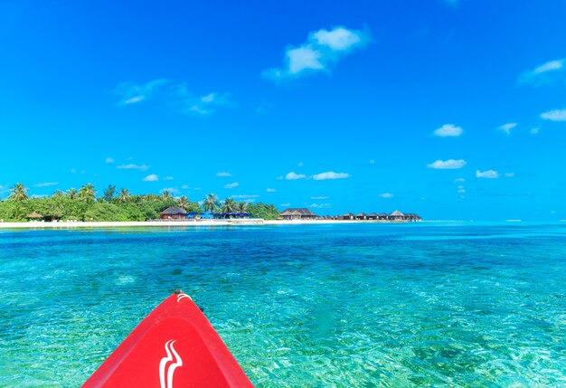 Spiaggia e bellissimo mare tropicale. viste dal kayak