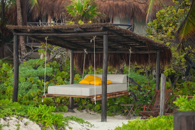 Foto lettini in spiaggia tra gli alberi a tropicale bianco esotico plage