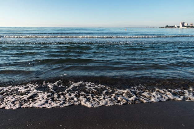 Foto una spiaggia nel mar nero