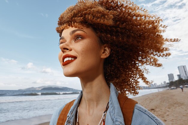 Foto beach bliss una donna felice e sorridente con uno zaino che abbraccia la libertà dello stile di vita hippie