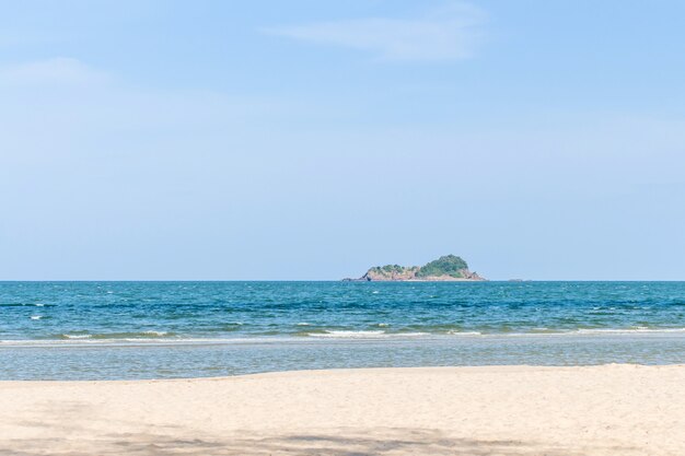 Photo beach blue sea with waves and clear blue sky with cloud, ocean, wave, sea, beach