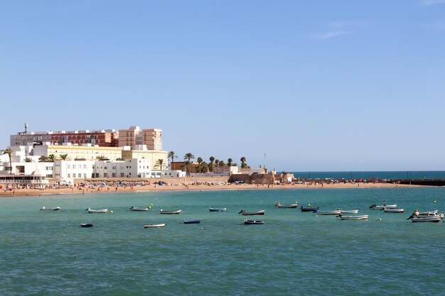 Photo the beach of cadiz on a sunny day