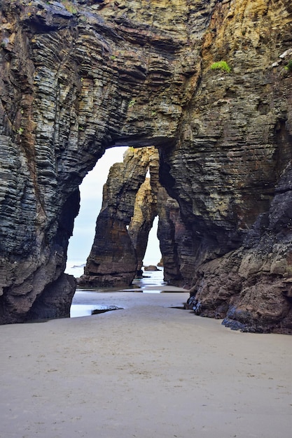 대성당의 해변 Holy Waters Beach 또는 As Catedrais로도 알려진 이 멋진 천연 기념물은 스페인 북서부의 갈리시아에 있습니다.